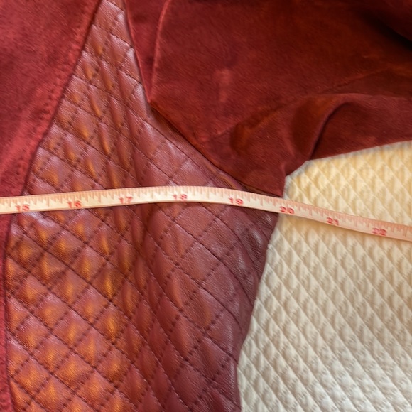 Isaac Mizrahi Live suede and quilted leather jacket with pockets.Burgundy color - Picture 9 of 11